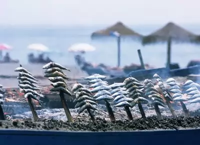 Sardiner grillet på Playamar-stranden udenfor Malaga