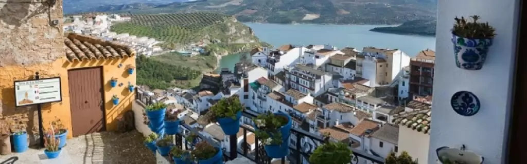 Den hvide andalusiske landsby Iznajar Den hvide andalusiske landsby Iznajar