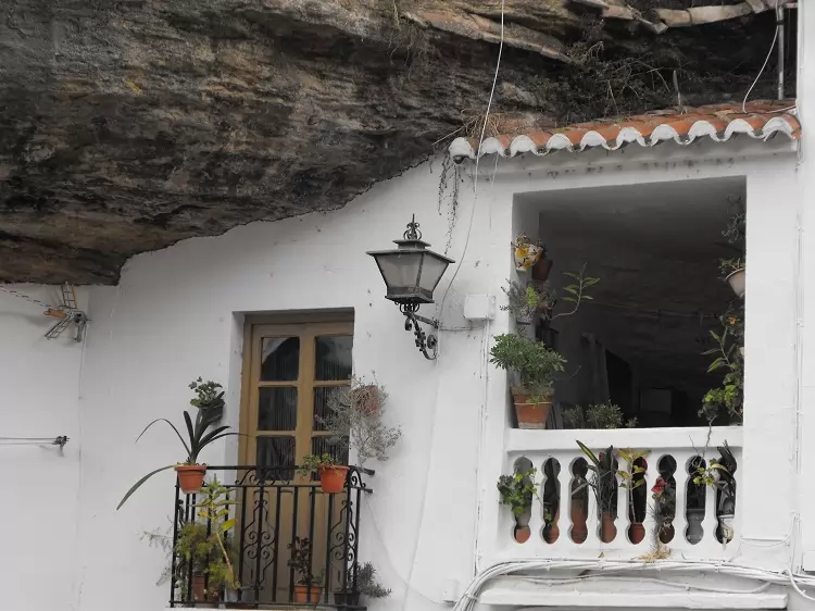 Balkon under klipperne i Setenil de las Bodegas Balkon i Setenil de las Bodegas
