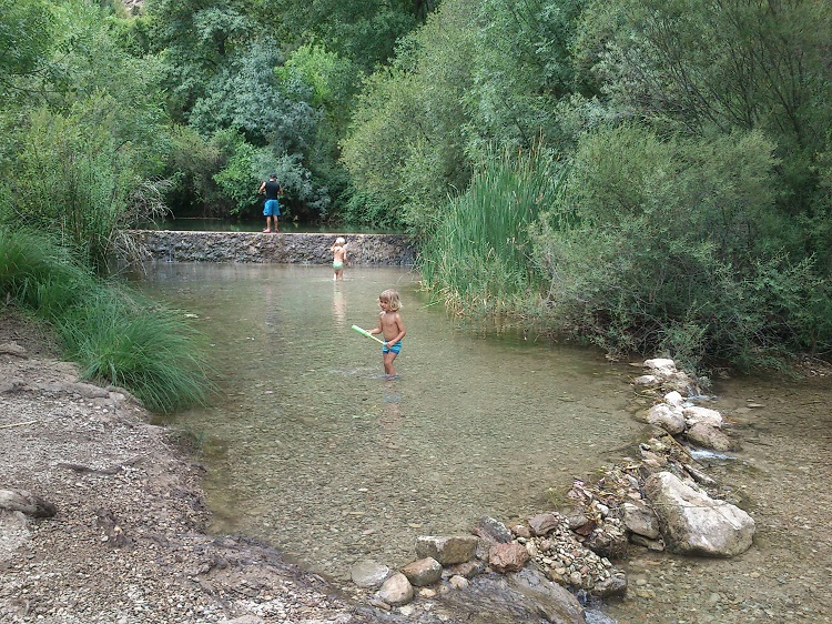 Børn leger i det lave vand ved El Burgo, Malaga