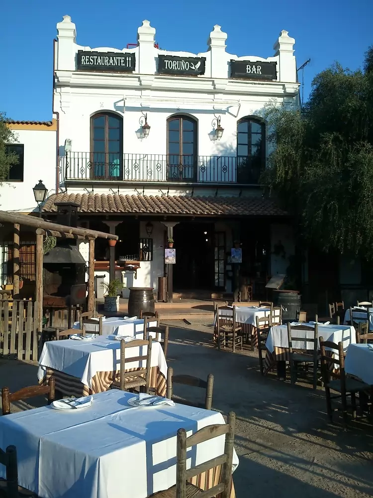 Restaurant i sandet i den hvide andalusiske landsby El Rocio, lige ved Doñana-nationalparken Restaurant i sandet i den hvide andalusiske landsby El Rocio, lige ved Doñana-nationalparken