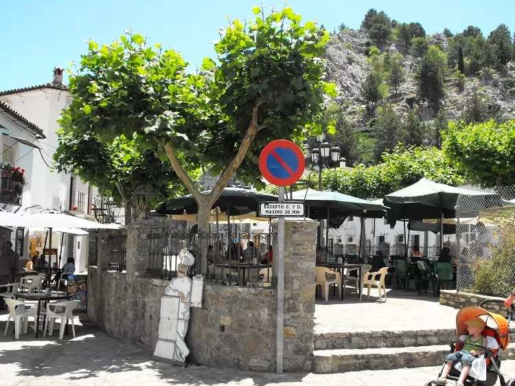 Restauranter i den hvide andalusiske landsby Grazalema Restauranter i den hvide andalusiske landsby Grazalema