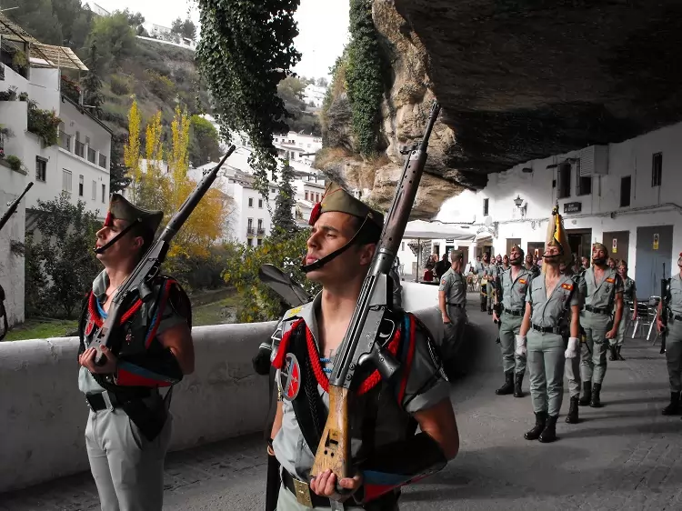 Den spanske legions årlig parade i Setenil de las Bodegas Parade med den spanske Legion