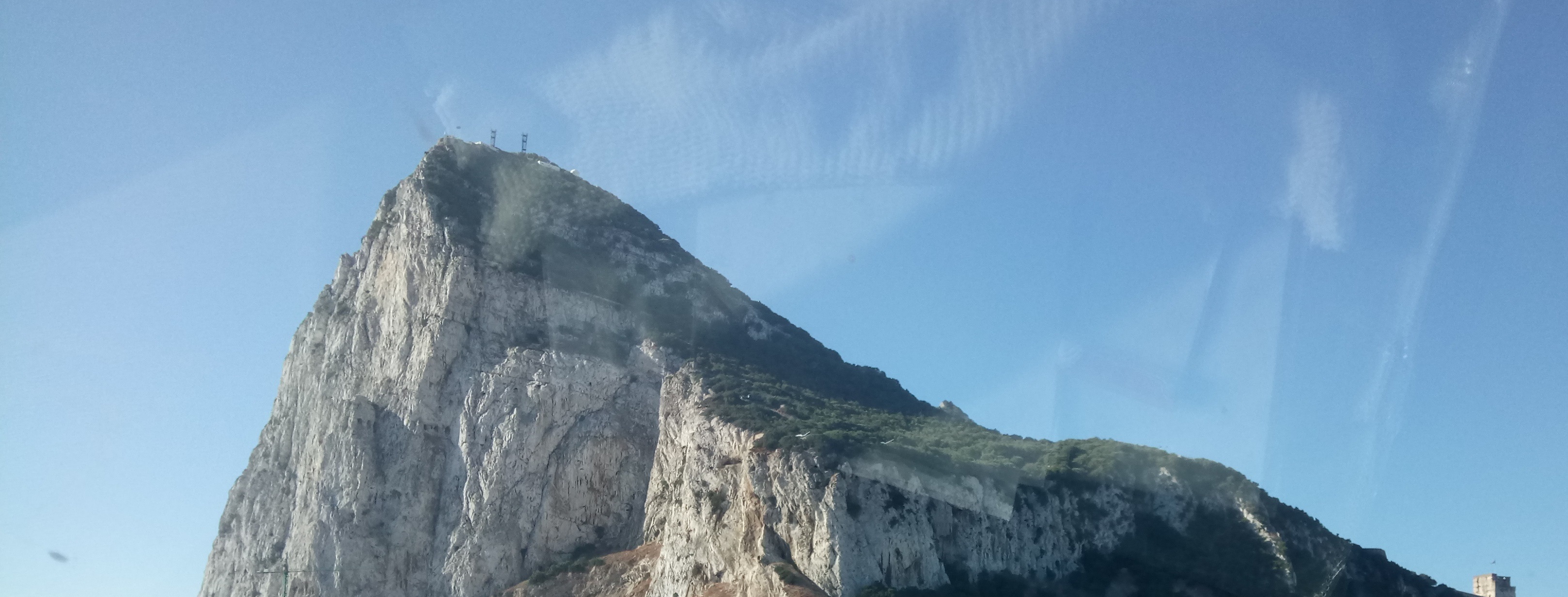 Gibraltar-klippen set fra nabobyen La Línea de la Concepción (i Spanien)