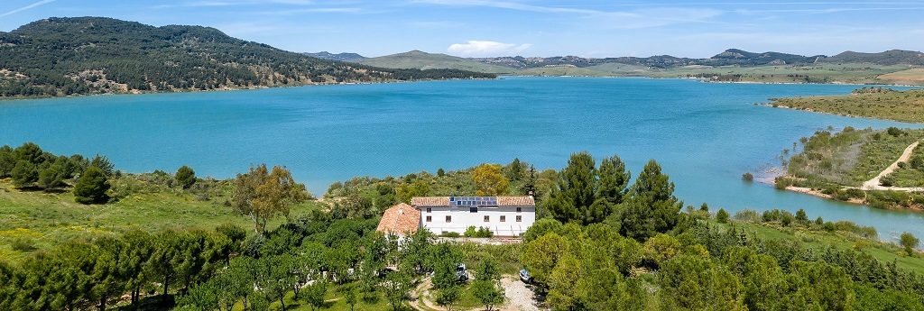 Finca-lejligheder for 2 personer med panorama-udsigt over søen fra egen terasse.