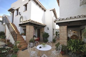 Finca-lejligheder med et separat soveværelse, indrettet med smukke andalusiske detaljer, bjergudsigt, fantastiske terasser og med brændeovn til hygge i vinterhalvåret