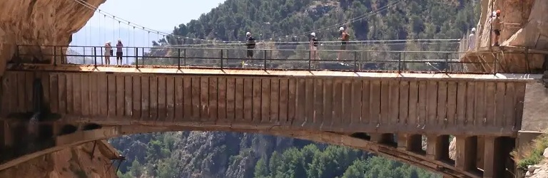 Med Caminito del Rey-billetter kommer I over broen