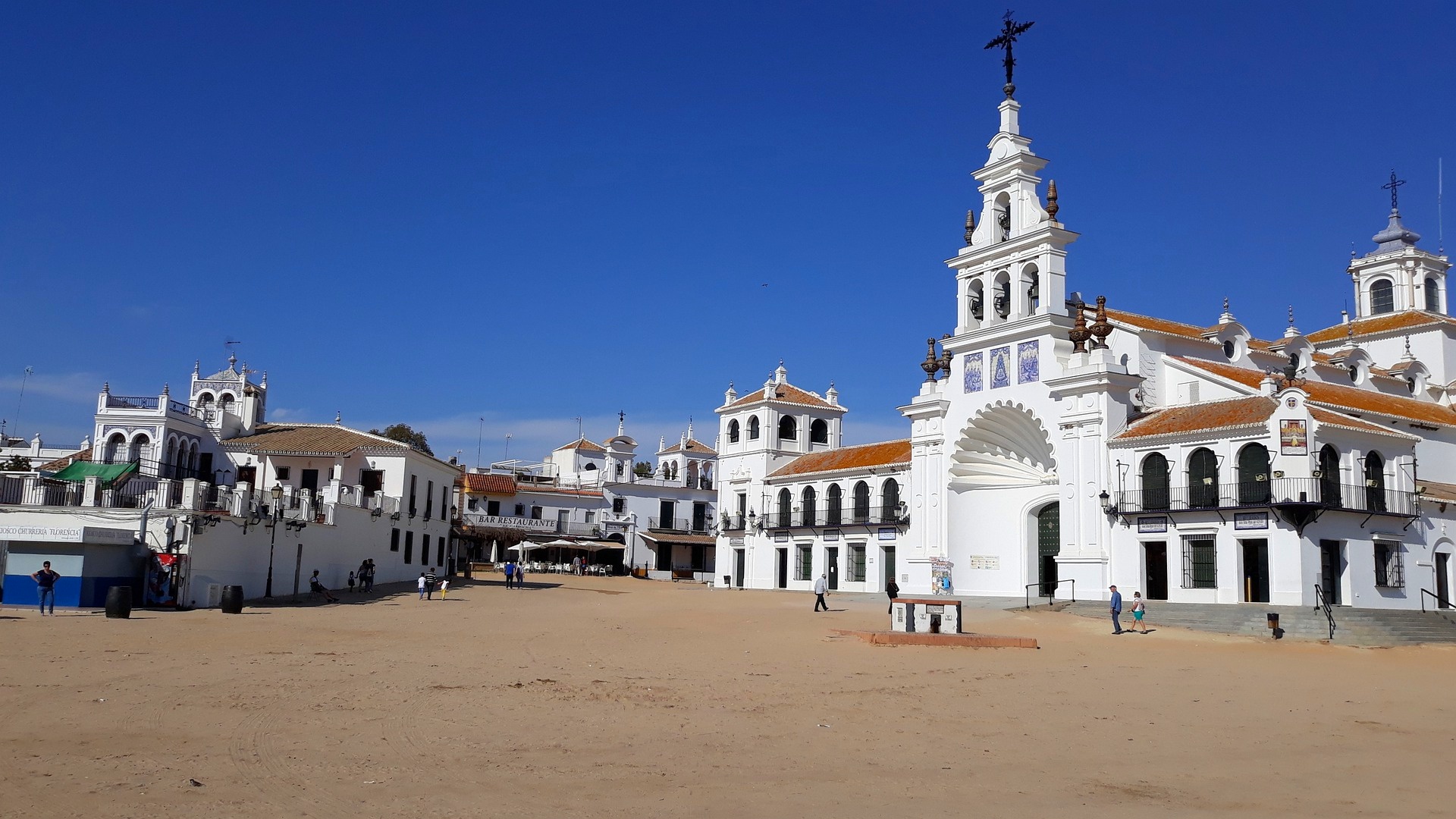 En ikke helt almindeligt hvid andalusisk landsby; El Rocio har sand i gaderne