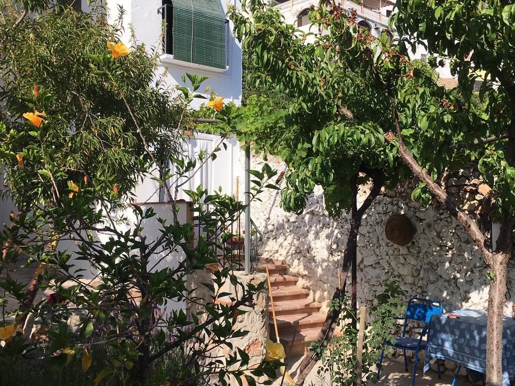 Romantisk landsbyhus til 2 personer med skøn patio og have i den hvide landsby Otivar
