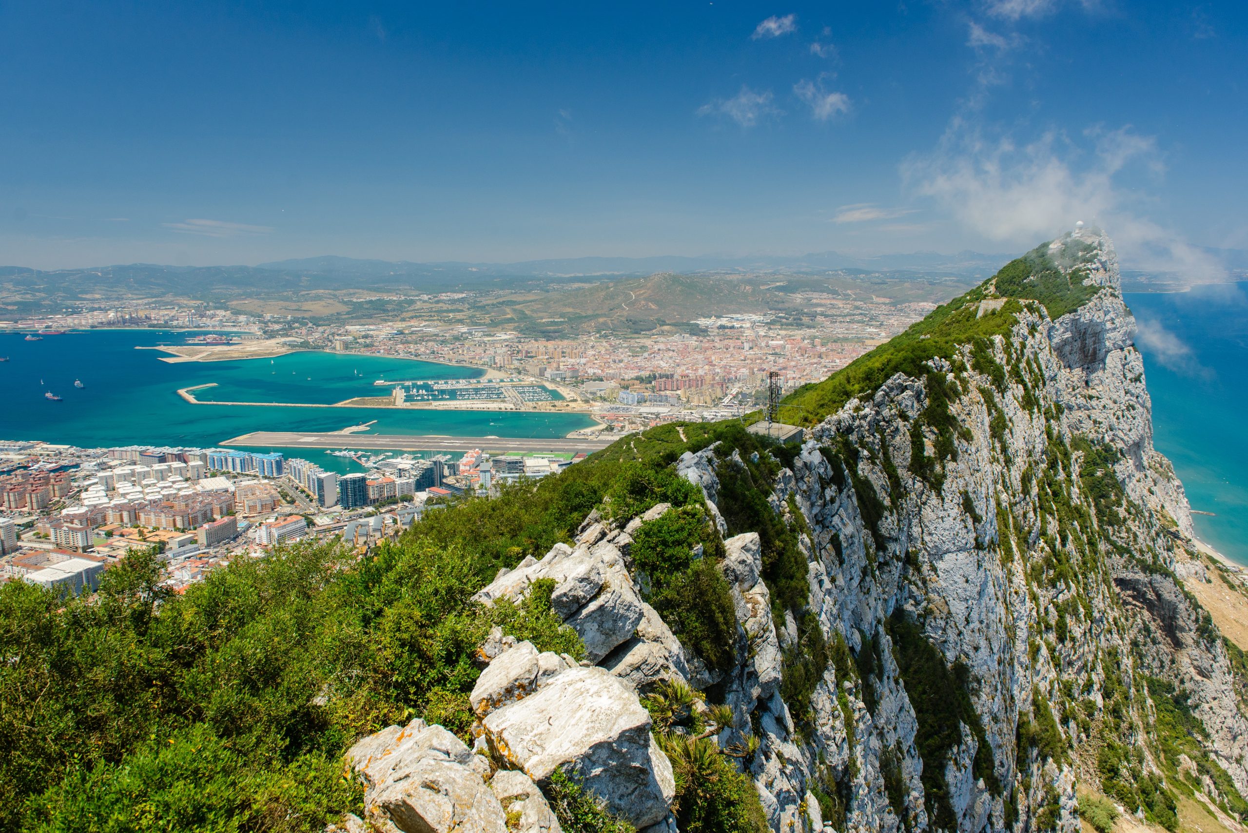 Hvordan får man en autentisk oplevelse af Gibraltar på trods af turistmasserne?