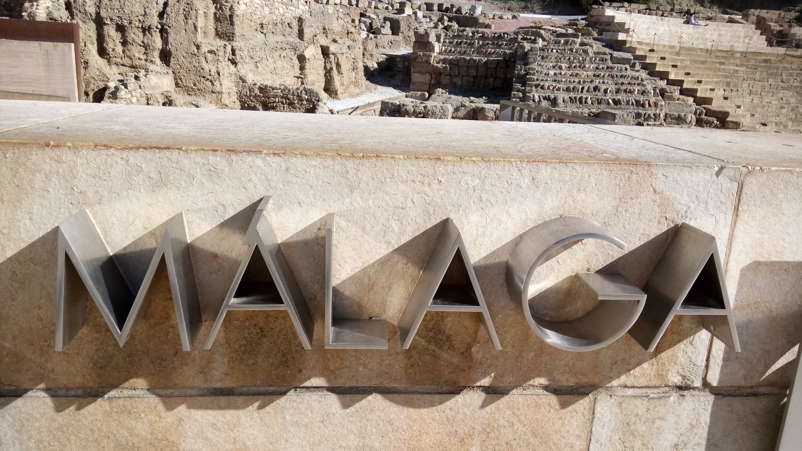 Hvordan undgår man turistmasserne under besøget i Malaga by?