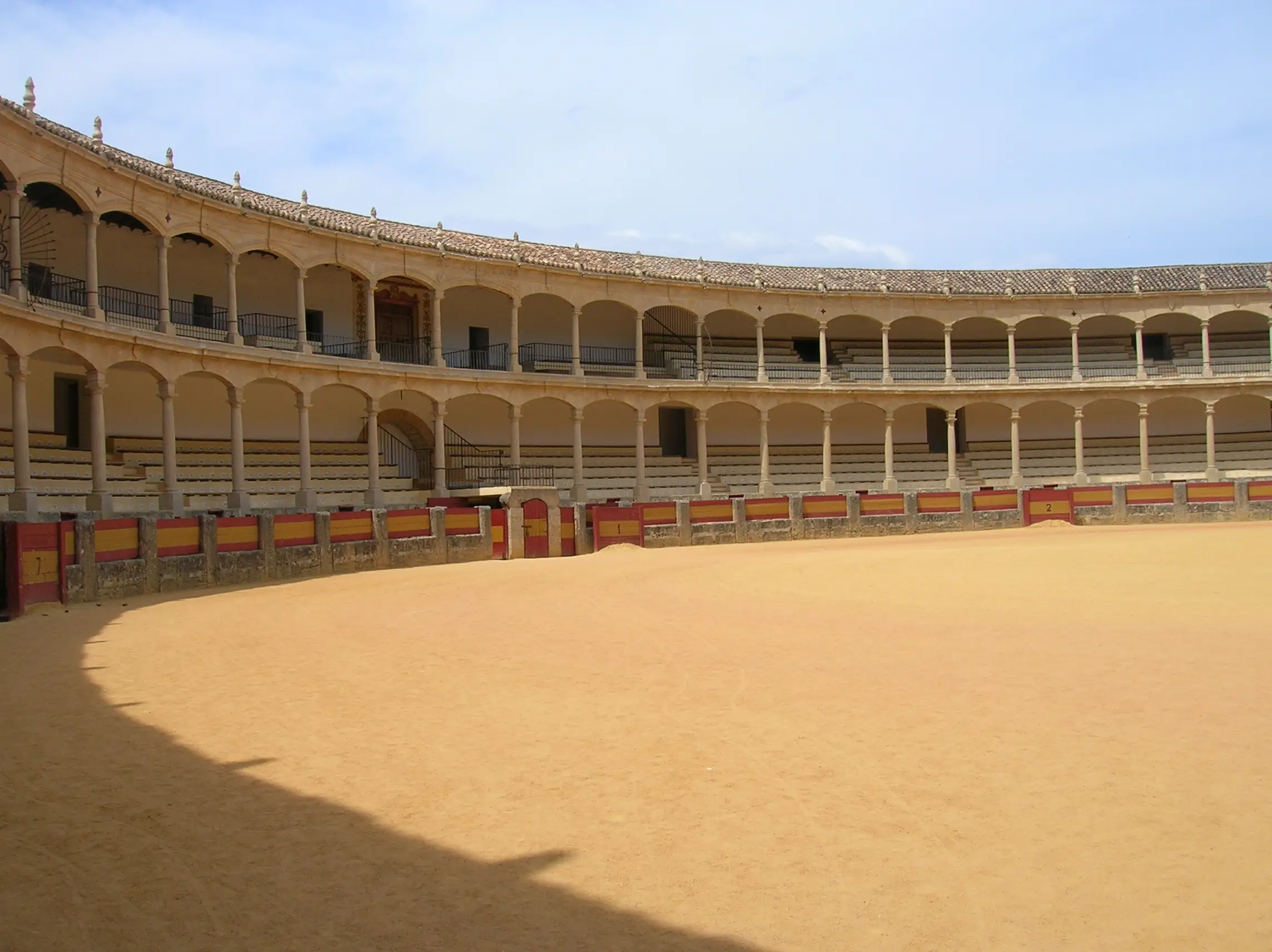 Hvad er tricket for at undgå den voldsomme turistmasse i Ronda? Plaza de Toros ved hotel i Ronda