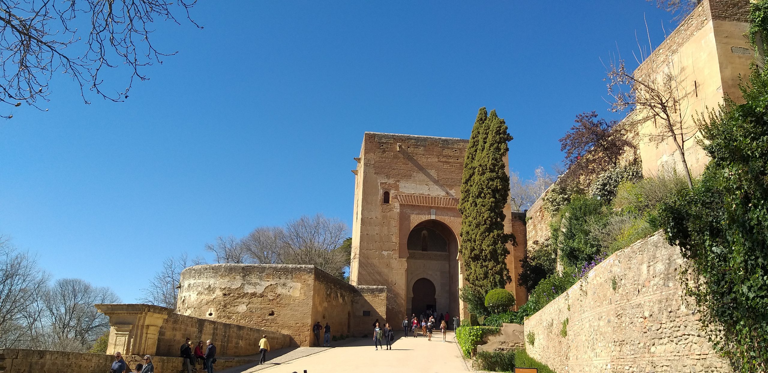 Hvordan får man fat i billetter til La Alhambra i Granada?
