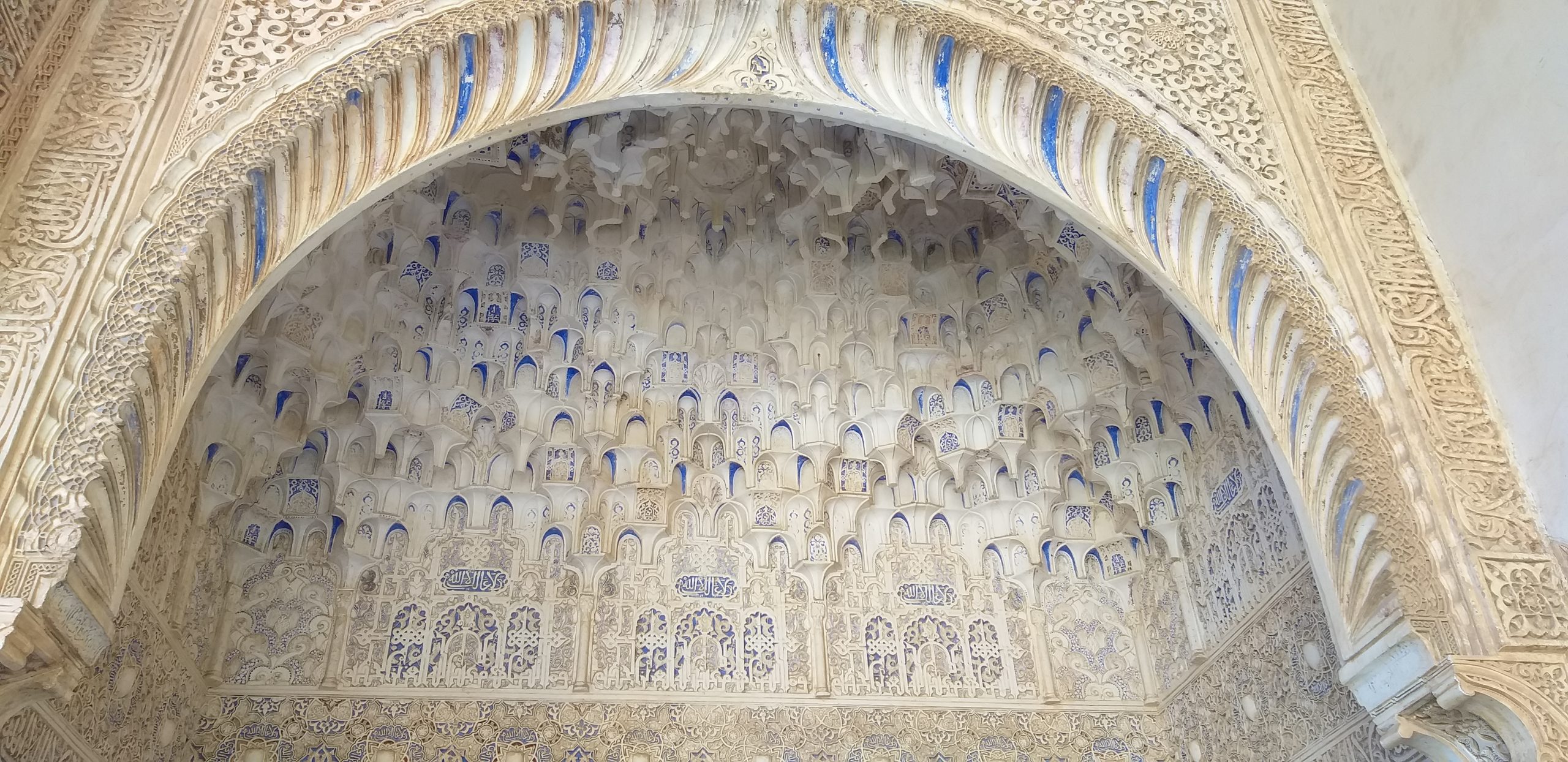 Endlose details im Nasrid-Palast von La Alhambra