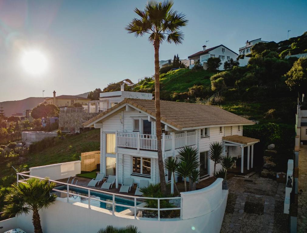 Træhus på stranden – Increíble Villa de madera con vistas al mar