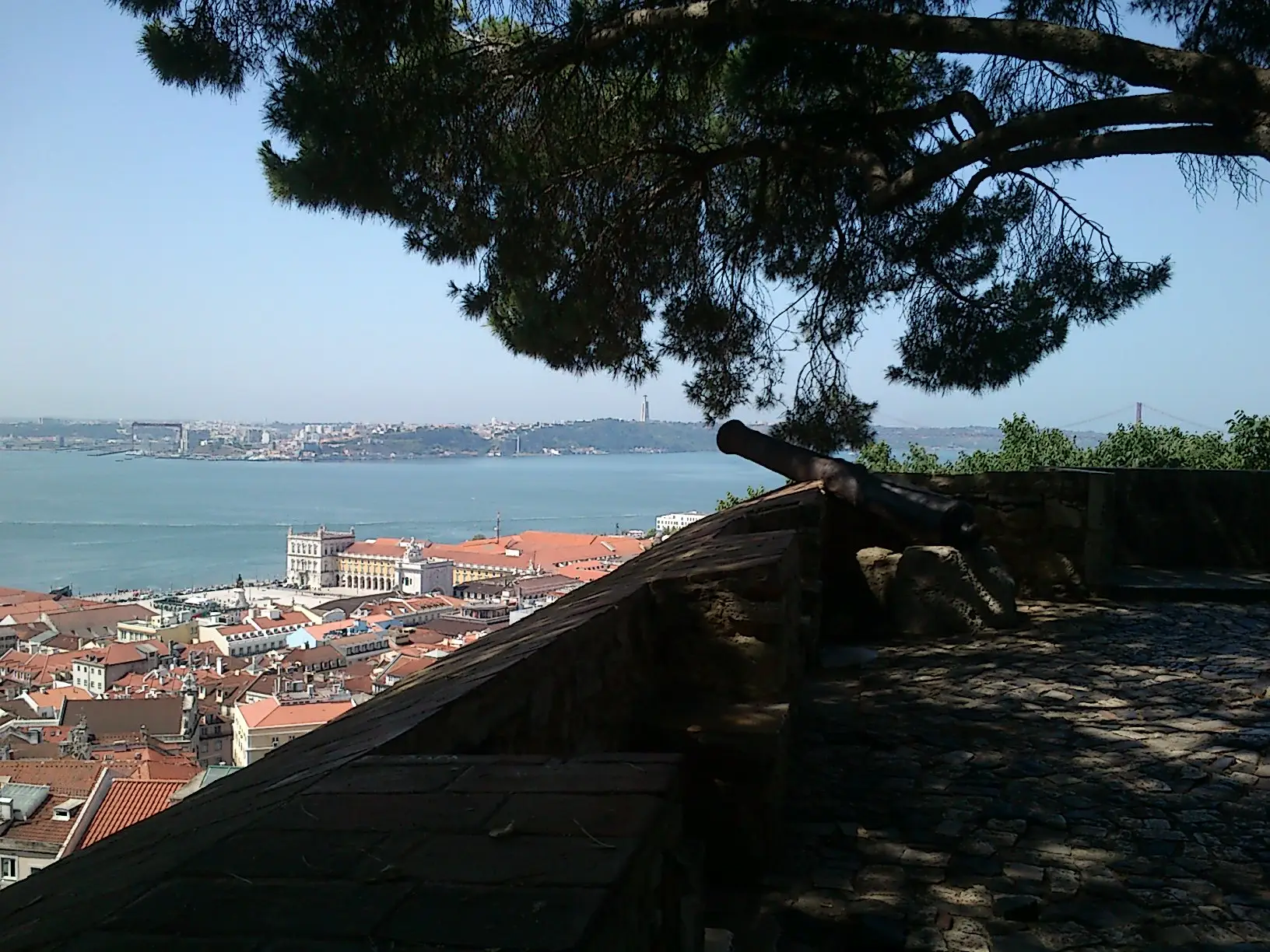 Castelo S. Jorge ved Tejo-floden i Lissabon