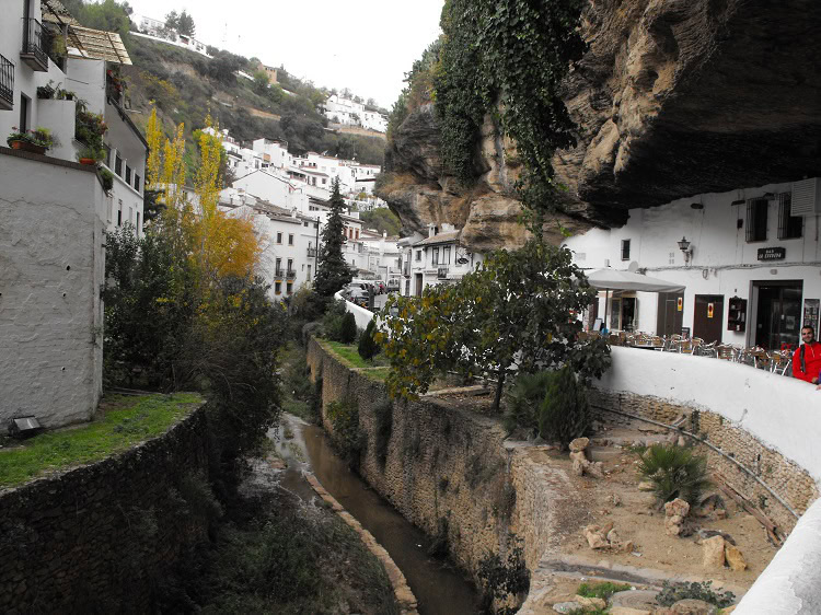 Setenil de las Bodegas: Landsbyen der er bygget ind i klippen